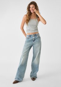 Stradivarius BAGGY - Flared Jeans - blue denim
