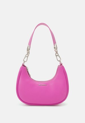 Petit sac à main rose avec une sangle courte, des fermoirs argentés et une fermeture éclair, portant le logo Karl Lagerfeld à l'avant.