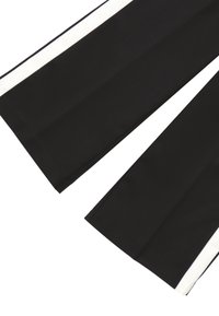 Pantaloni neri con un design a gamba larga, dotati di una striscia laterale bianca. Il tessuto appare liscio con una finitura nitida.