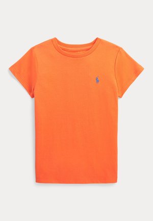 T-shirt à manches courtes en coton orange vif, avec un petit logo bleu sur la partie supérieure gauche de la poitrine et un col rond.