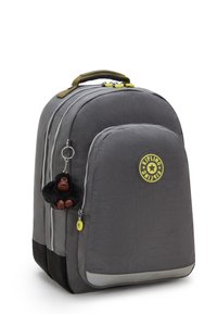 Grauem Rucksack mit zwei Reißverschlussfächern, einem runden Logoschild und einem schwarzen, pelzigen Affen-Schlüsselanhänger. Verfügt über einen strukturierten Stoff und kontrastierende Akzente.