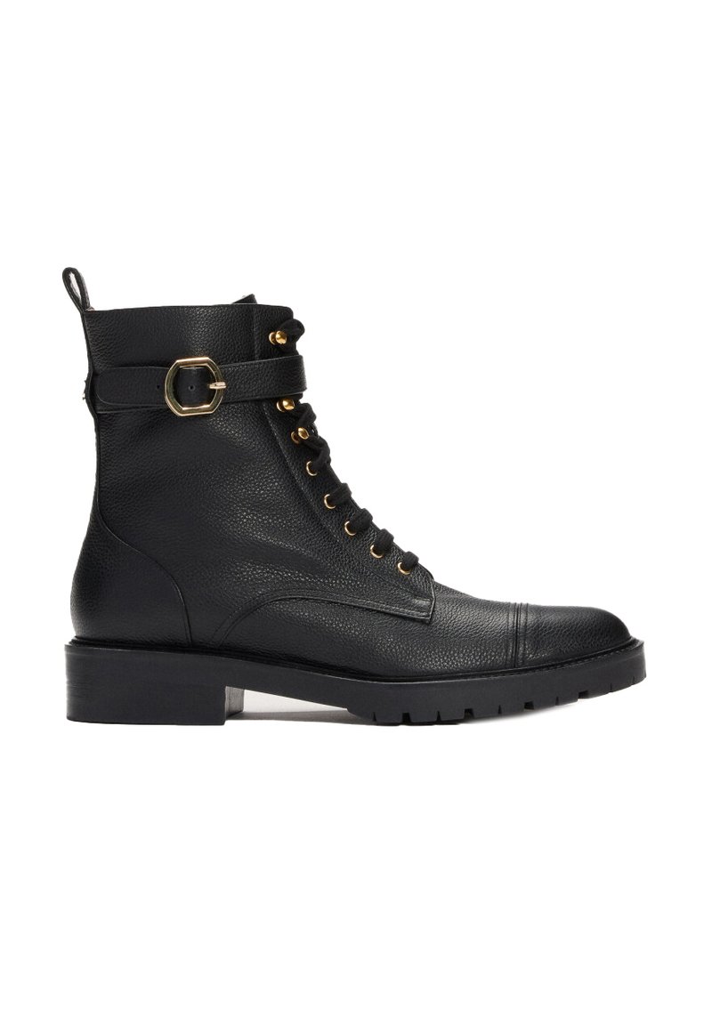 Črne usnjene gležnjarje z teksturirano površino, okroglim nosom, zlatim okovjem, vezalkami spredaj in trdnim blokastim petam.