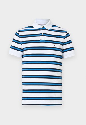 Polo a maniche corte con strisce orizzontali blu e nere su sfondo bianco. Presenta un colletto e una patta con tre bottoni.