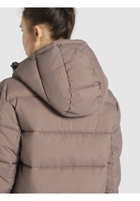 Chaqueta acolchada en un color taupe apagado, con capucha, textura acolchada y un pequeño logotipo bordado en la parte posterior. Tejido texturizado.