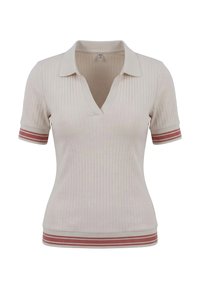 Polo beige de manga corta con tejido de canalé, escote en pico profundo y acentos de rayas rojas en los puños y el dobladillo.