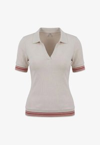 Polo beige de manga corta con tejido de canalé, escote en pico profundo y acentos de rayas rojas en los puños y el dobladillo.
