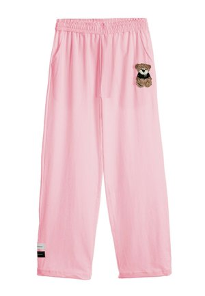 Pantalones anchos rosas con cintura elástica, bolsillos laterales, un pequeño gráfico de un osito de peluche en el muslo derecho y etiquetas en el dobladillo izquierdo.