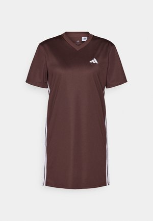 Smeđa sportska haljina izrađena od glatkog materijala, s V-izrezom, kratkim rukavima i bijelim bočnim trakama. Adidas logo je prikazan na prednjoj strani.