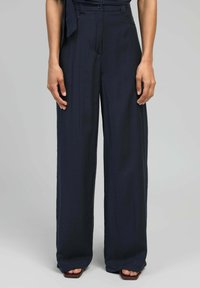 Pantalons larges marine en tissu léger avec une taille haute, des plis avant et une fermeture à un bouton, dotés de poches latérales.