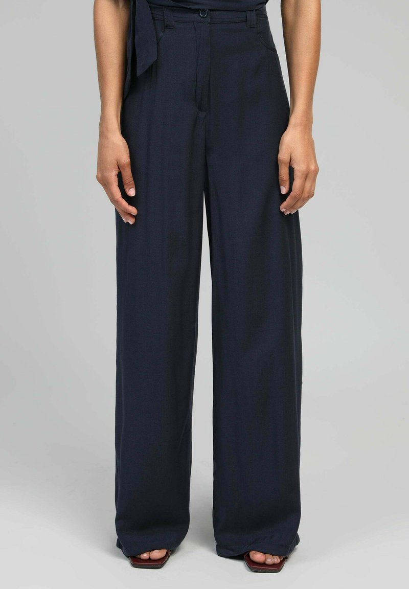 Pantalons larges marine en tissu léger avec une taille haute, des plis avant et une fermeture à un bouton, dotés de poches latérales.