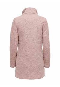 Cappotto in lana rosa, testurizzato, con colletto alto e maniche lunghe, caratterizzato da una vestibilità sartoriale e linee pulite. La vista posteriore mostra dettagli minimi.