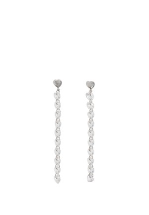 Pendientes de plata con studs en forma de corazón y un diseño de cadena colgante que presenta cuentas transparentes y facetadas; detalles reflectantes de luz y texturizados.