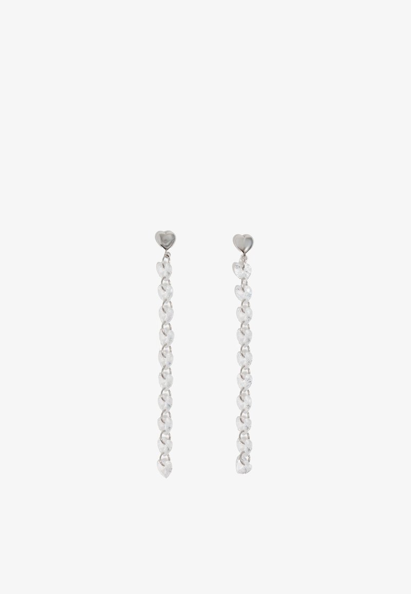 Sidabrinės auskarai su širdelės formos smeigtukais ir kabinamomis grandinėlėmis, puoštais aiškiais, facetuotais karoliukais; lengvai atspindinčios ir tekstūruotos detalės.