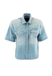 Camisa de mezclilla azul claro de manga corta con cuello puntiagudo, dos bolsillos en el pecho y detalles de yugo al estilo del oeste.