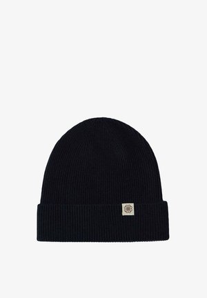 Bonnet en tricot noir avec une texture côtelée et un revers. Présente une petite étiquette logo de couleur claire à l'avant.