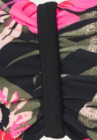 Bloemenstof met roze, groene en zwarte kleuren; geraffineerd ontwerp met een zwarte elastische band voor bevestiging.