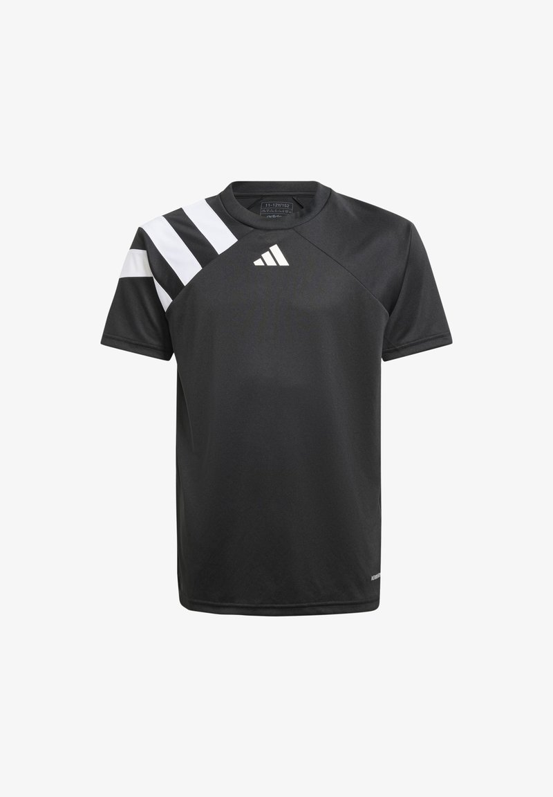 T-shirt atlético preto de mangas curtas, com um padrão de riscas brancas diagonais no ombro esquerdo e um pequeno logotipo no peito.