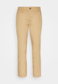 Chino in cotone beige con vestibilità slim, dotato di chiusura a bottone singolo e passanti per cintura. Tessuto liscio senza motivi o accenti visibili.