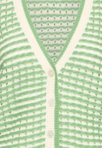 Zeleno-biely pruhovaný pletený kardigán s textúrovanými horizontálnymi líniami a bielymi gombíkmi vpredu.