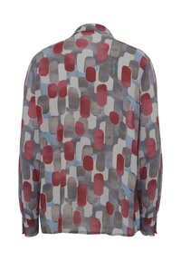 Blusa a maniche lunghe con un motivo geometrico colorato in rosso, grigio e blu su uno sfondo grigio chiaro. Tessuto morbido e design del collo classico.
