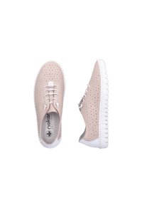 Lichtroze geperforeerde sneakers met witte zool, vetersluiting en een textuur bovenwerk met een logo op de binnenzool.