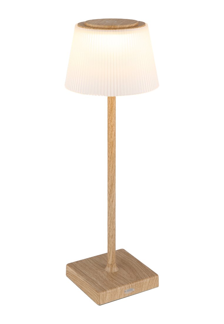 Lampada da tavolo in legno con base quadrata, palo slanciato e paralume in tessuto plissettato di colore bianco. Presenta una finitura in rovere naturale e una parte superiore circolare.