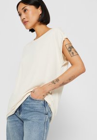 Urban Classics EXTENDED SHOULDER - Pamata T-krekls - whitesand