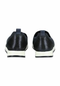 Scarpe slip-on nere con finitura lucida, upper in tessuto, accenti elastici laterali e suole in gomma bianca. Linguette posteriori per facilitare l'indossamento.