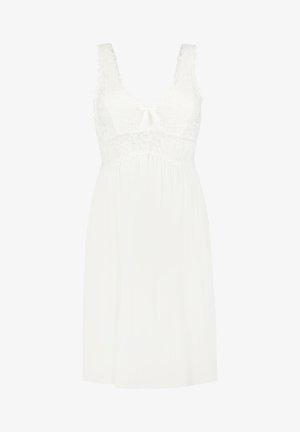 Chemise blanche avec des finitions en dentelle au col et aux bretelles, un nœud central, et un tissu doux et fluide avec une coupe décontractée.