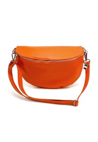 Oranje leren schoudertas met een afgeronde vorm, zilveren rits en een verstelbare schouderband. Heeft een kleine bedel die aan de rits is bevestigd.