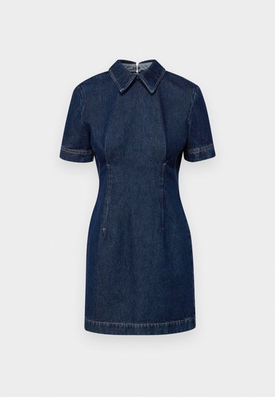 Vestido de ganga escura com design de mangas curtas, gola e forma estruturada; apresenta costuras visíveis e bolsos laterais.