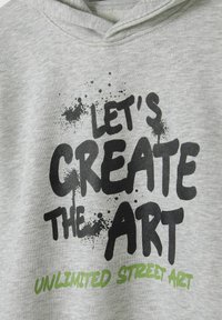 Grå hoodie med en stor svart textgrafik som säger "LÅT OSS SKAPA KONST" och "OBESTRÄNAD GATKONST" i grönt.