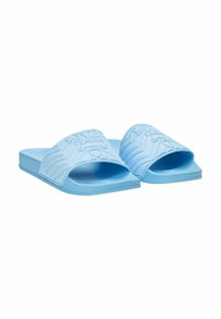 Lichtblauwe rubberen slide sandalen met een gestructureerde band met een verhoogd logo en een chevronpatroon, platte zool voor comfort en stabiliteit.