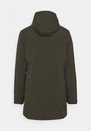 Chaqueta aislante de color verde oliva oscuro con capucha, mangas largas y corte recto. Cuenta con costuras sutiles y cierre de botones a presión en los puños.