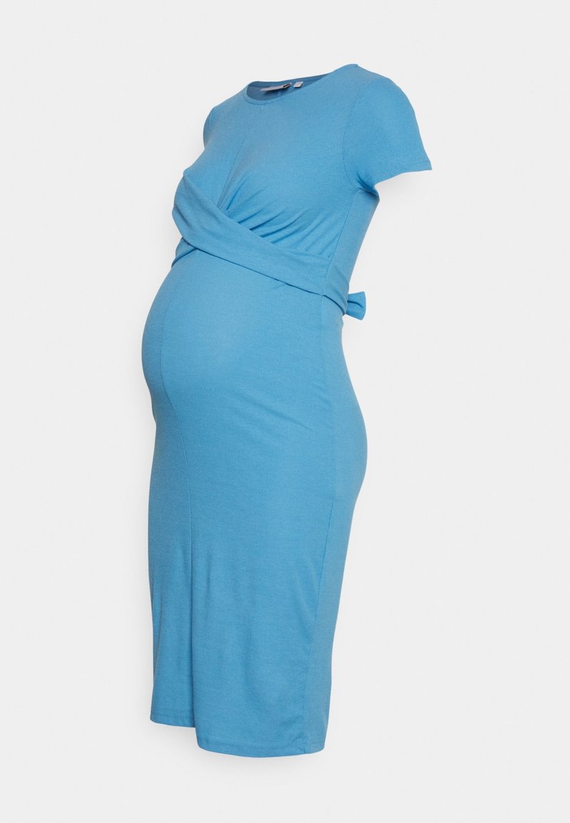 Robe de maternité bleue ajustée à manches courtes, avec ceinture froncée à la taille et ourlet mi-longue sur un mannequin sans tête.