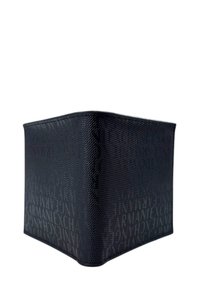 Portafoglio nero realizzato in materiale sintetico testurizzato, caratterizzato da un motivo a logo embossato. Forma cubica con bordi netti e puliti. Design compatto.