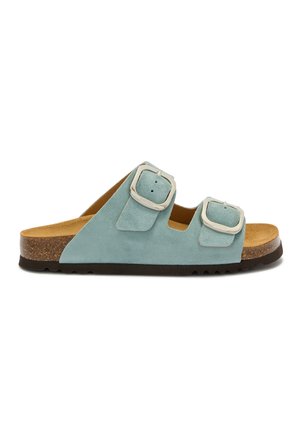 Sandale mule en daim bleu clair avec deux boucles argentées réglables, semelle intérieure en liège et semelle extérieure en caoutchouc noir texturé.