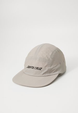 Beež nokamüts, mis on valmistatud kerge kangast. Omab ühtlast ääre, õmmeldud paneele ja "SANTA CRUZ" logo musta värviga ees. Kaks ventilatsiooniava.