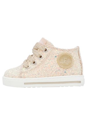 Sneaker scintillante rosa per bambino con design lacciato, dettagli metallici, suola in gomma e punta rotonda. Presenta una patch con logo sul lato.