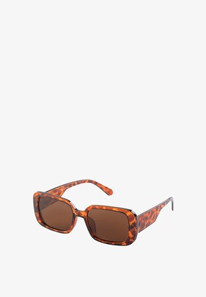 Okulary przeciwsłoneczne w maślanym stylu z grubą, kwadratową oprawą i brązowymi soczewkami. Eleganckie zauszniki o błyszczącym wykończeniu. Brak widocznych znaków towarowych.