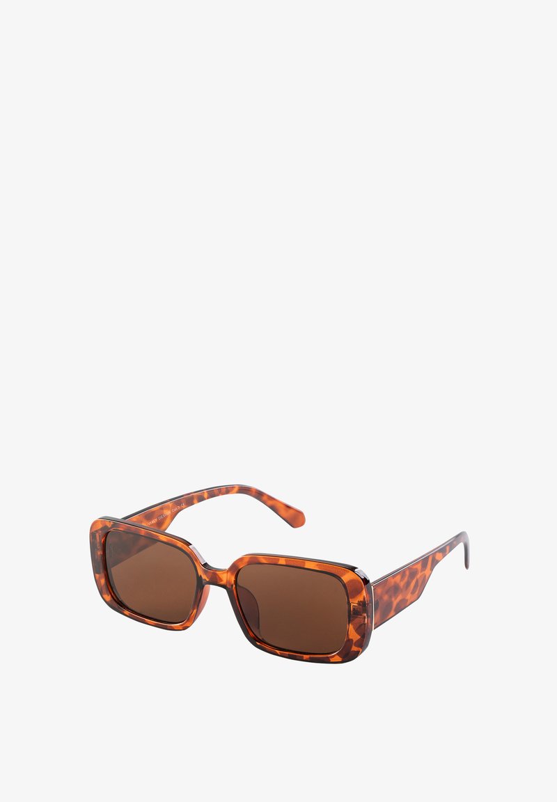 Okulary przeciwsłoneczne w maślanym stylu z grubą, kwadratową oprawą i brązowymi soczewkami. Eleganckie zauszniki o błyszczącym wykończeniu. Brak widocznych znaków towarowych.