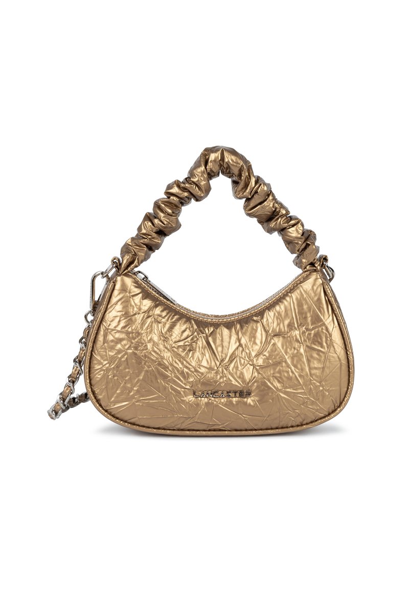 Borsa a tracolla in metallo dorato con texture increspata, forma a mezzaluna e cinturino arricciato. Presenta una chiusura a zip e un dettaglio del marchio sulla parte anteriore.