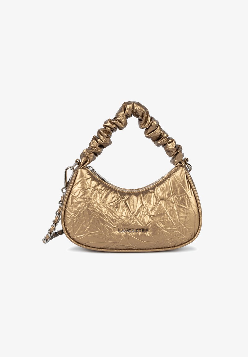 Borsa a tracolla in metallo dorato con texture increspata, forma a mezzaluna e cinturino arricciato. Presenta una chiusura a zip e un dettaglio del marchio sulla parte anteriore.