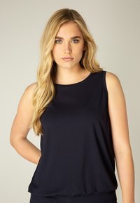 Navy mouwloos top met een ronde halslijn en een relaxed fit, voorzien van zachte stof en een geplooide taille detail.