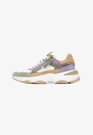 Sneaker multicolore con camoscio verde, pelle beige e dettagli viola. Dotata di chiusura a zip, suola testurizzata e colletto imbottito.