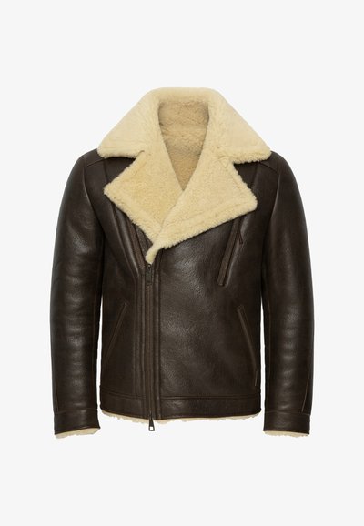 Veste en cuir brun avec un col en shearling crème, fermeture éclair à l'avant et deux poches latérales. La texture est lisse avec une finition légèrement brillante.
