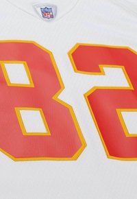 Weißes NFL-Trikot mit großem roten Nummer "82" mit gelben Umrandungen und strukturierten Stoffdetails. NFL-Logo am Kragen.