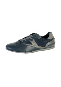 Zapatillas para hombre en una combinación de colores azul marino y gris, con materiales de cuero y textil, diseño con cordones y logotipo en el talón.