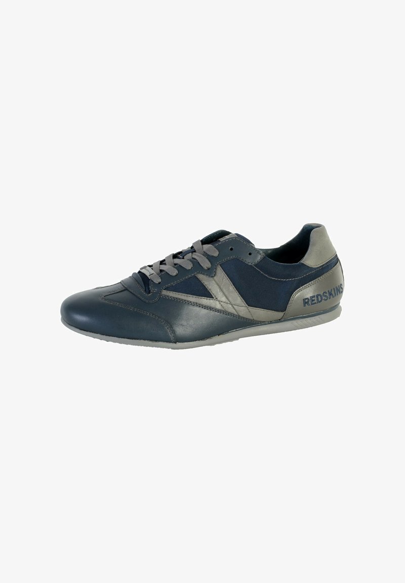 Sneakers da uomo con una combinazione di colori blu navy e grigio, realizzati con materiali in pelle e tessuto, design con lacci e marchio sul tallone.
