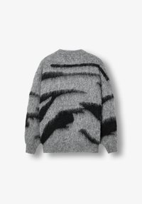 Γκρι πλεκτό πουλόβερ με μαύρες αφηρημένες ρίγες, με απαλή και αφράτη υφή και στρογγυλή λαιμόκοψη, σε θέα από πίσω.
